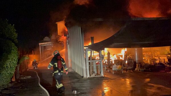 嘉義民雄「谷王食品」廠房28日凌晨發生大火，燃燒面積500平方公尺。圖／內政部消防署提供