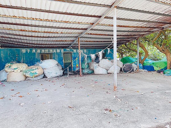 八里下罟子漁港現況為漁民多將漁具隨意堆放，影響港區道路通行，且易造成環境景觀髒亂。（新北市漁業處提供／陳慰慈新北傳真）