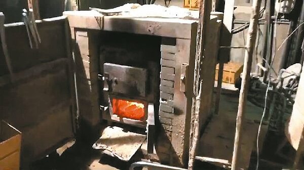 北市議員耿葳接獲居民陳情,大安區烤肉巷內一處法定空地,長期遭違法占用放置大型火爐。圖/議員耿葳辦公室提供