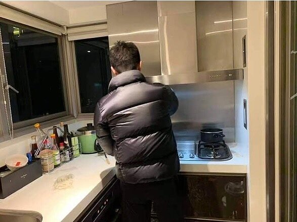 小S日前PO出家中狹窄廚房,大嘆「明明住帝寶,怎麼長那樣」。圖/截自elephantdee instagram