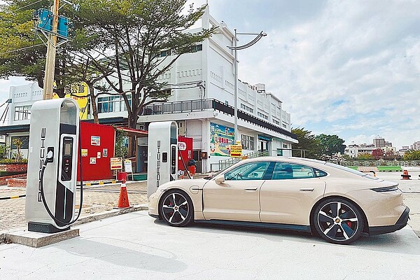 因應電動車車口數激增，各大車廠加速充電樁建置。圖為台灣保時捷設置於嘉義水牛公園高速充電站，預計3月底達成快充距離皆於150公里內之目標。（台灣保時捷提供）
