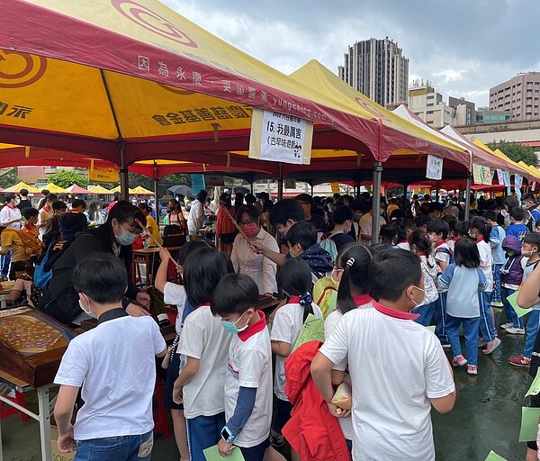 大安國小園遊會設計益智闖關遊戲,透過寓教於樂的方式讓學生在遊戲中學習。圖/永慶房屋提供