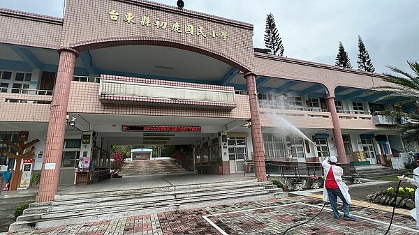 台東縣出現不明感染源的本土疫情,縣府在初鹿國小設置快篩站,並宣布納骨塔禁止入內參拜。圖/台東縣政府提供