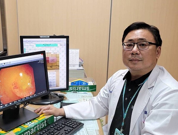 阮綜合醫院消化內科預防保健科主任蕭偉成表示,連日暴飲暴食讓患者胃腸道負擔加重,分泌過多的胃酸像土石流一般衝垮薄弱的胃黏膜。圖/阮綜合醫院提供