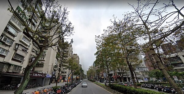 網友以2千多萬買下台北光復南路一帶的30坪老公寓,算下來一坪7字頭,被讚買得十分划算。圖/翻攝自Google Map