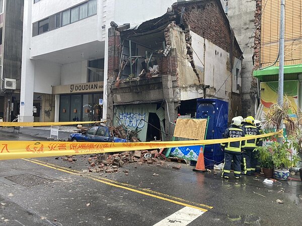 台中市東區大公路一間二樓老舊民宅在今天中午傳出外牆倒塌意外,砸中一輛老舊轎車。圖/讀者提供