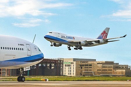 
國內航空兩大龍頭華航、長榮4、5月夏季班表分別增班20％及10％，其中新增的松山往返東京羽田航班是最大亮點。圖為桃園機場貨機起降作業情況。（本報資料照片）
