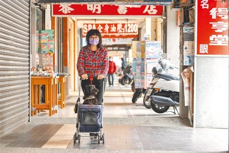 
為讓行人有更友善且順暢的行走空間，新竹市政府近年啟動騎樓順平計畫，首階段已完成舊城區24條路段。（陳育賢攝）
