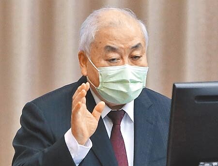 主計總處主計長朱澤民(見圖)28日到立法院財政委員會報告並備質詢,針對立委關注俄烏戰爭持續延燒,國際預測機構陸續下修全球經濟成長率,是否將進一步影響台灣,表示今年台灣經濟成長率確實有下修可能,但「保4」應該沒問題。(趙雙傑攝)