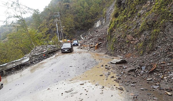 台8線靈甫橋路段因土石崩塌阻斷交通，谷關工務段昨初步搶通。（谷關工務段提供／陳淑娥台中傳真）