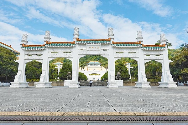 故宮博物院成為歷史建築後,周邊7項重要元素納入文化景觀,讓保存從點擴大到面。圖為「天下為公」牌坊。圖/故宮提供