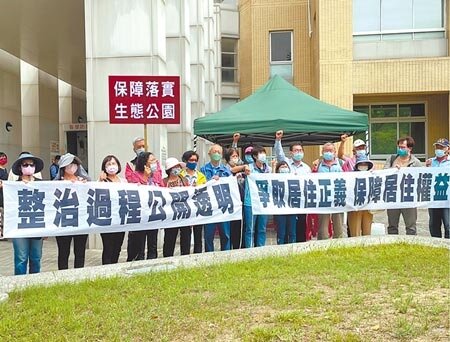 高市府環保局28日舉辦「楠梓產業園區設置計畫環境影響說明書」專案小組第2次初審會,會前有楠梓區民眾到環保局門口拉布條提出相關訴求,最終環評初審會通過審核。(洪浩軒攝)