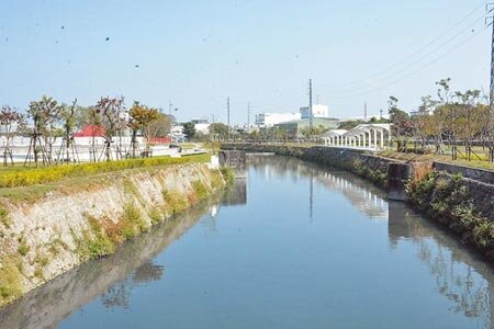 屏東工業區汙水處理廠啟用後,殺蛇溪流域更能展現水岸廊道美麗景致。(林和生攝)