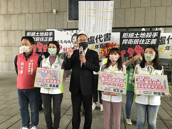 台中市交通局前局長王義川（中）與議員參選人昨舉行記者會，批評市長盧秀燕上任3年標售512億元公有土地，還標售青創用地。記者洪敬浤／攝影 