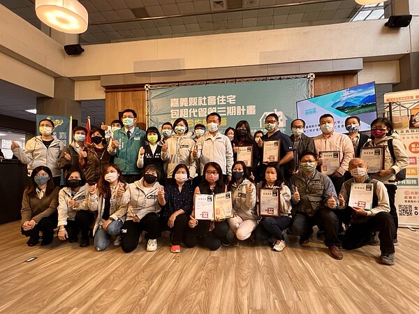 嘉義縣社會住宅「包租代管」計畫代辦業者兆基顧問公司,昨天在縣府招商空間辦簽約儀式。記者莊祖銘/攝影