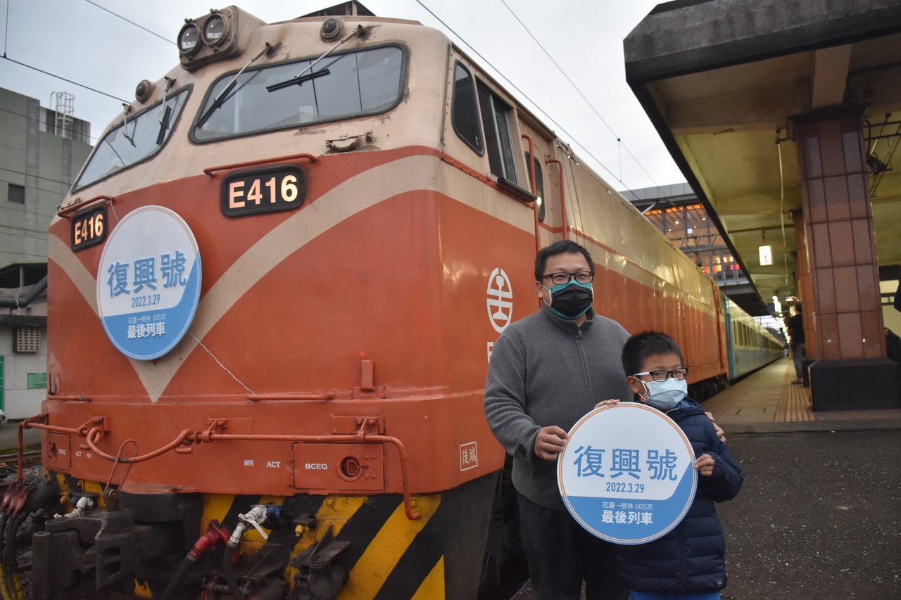 林爸爸今天帶著兒子搭乘列車，紀念年輕時來回台北、花蓮的回憶。記者王思慧／攝影 