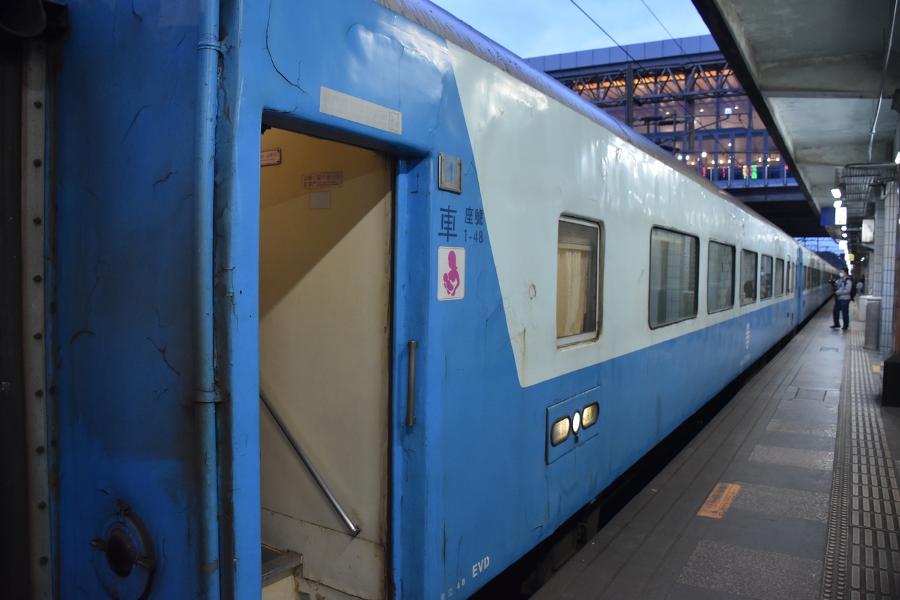 台鐵局行駛逾40年的復興號列車，自今天6點05分末班從花蓮站開車後除役，正式走入歷史。記者王思慧／攝影 