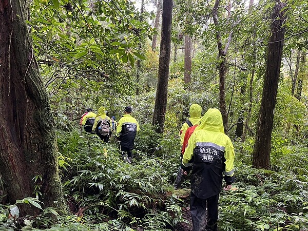 新北市消防局調度96人持續搜尋登山失聯2天的和碩前任副總裁蔡進國，天黑之後陸續收隊，可惜尚未尋獲。圖／消防局提供