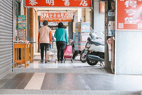竹市府已完成火車站前、舊城區共24條騎樓整平路段。圖/新竹市政府提供