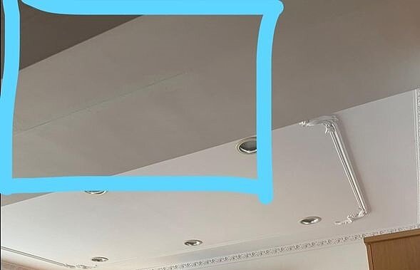 原PO發現天花板疑似有漏水重漆的痕跡。圖／翻攝自《買房知識家　買房賣房攏滴+》