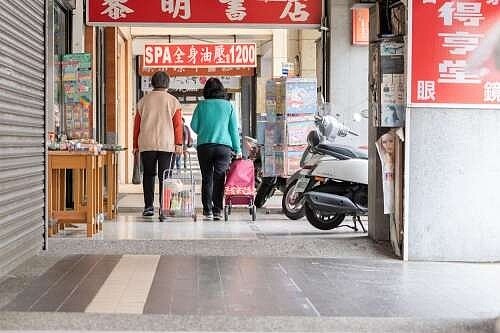 竹市市區騎樓因過去違規占用、高低落差大，行人難通行，市長林智堅今（28）日宣布，市府109年起啟動騎樓順平計畫。圖／新竹市府提供