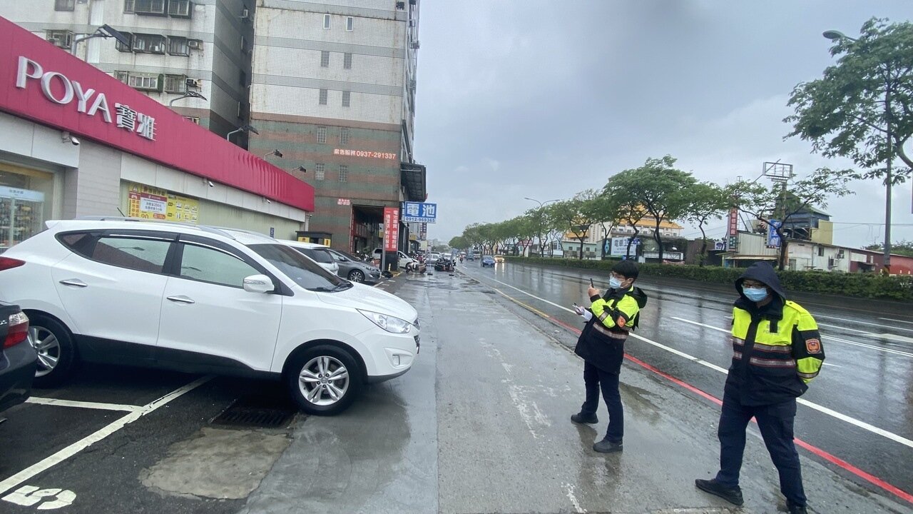 彰化警方會同市公所人員今天下午前往彰化市金馬路,會勘藥妝連鎖店收費停車格前被停車的空間,確認是人行道用地,有一輛休旅車半個車身停在停車格外,員警趨前告發。 記者劉明岩/攝影