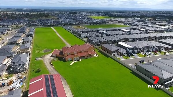 澳洲家族被高密度住宅區包圍。圖/翻攝自Youtube @7NEWS Australia