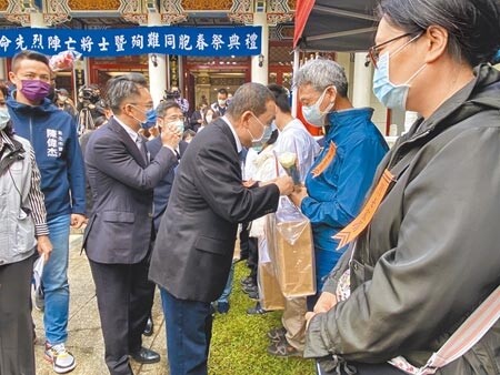 
去年太魯閣事故造成49人死亡、213人受傷，新北市忠烈祠29日上午舉行春祭暨烈士江沛峰入祀典禮，市長侯友宜（中）擔任主祭官，會後一一向家屬致意。（戴上容攝）
