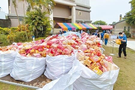 
清明節祭祖，嘉義市民眾拜拜的紙錢集中統一載運至焚化爐處理，今年紙錢也漲價3、4成。（廖素慧攝）
