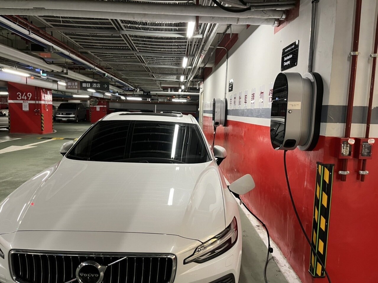 高雄電動車數量日益增加，多數舊大樓無充電樁設備，車主想安裝也常遇困難。記者林巧璉／攝影 