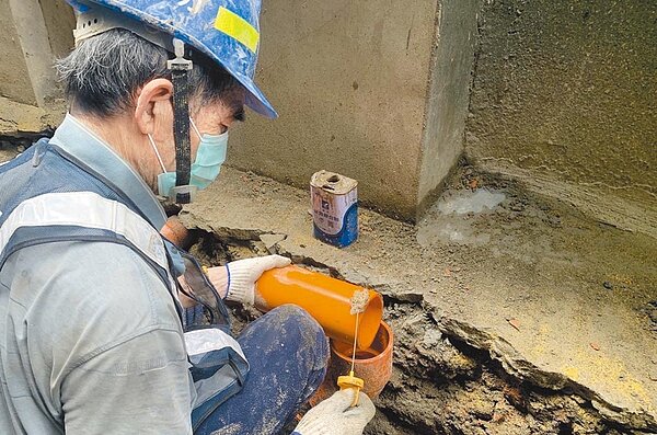 新北市汙水下水道用戶接管數已達69.8%,但部分民眾因不想支付汙水處理費用,拒絕接管,造成地方環境汙染。(水利局提供/蔡雯如新北傳真)
