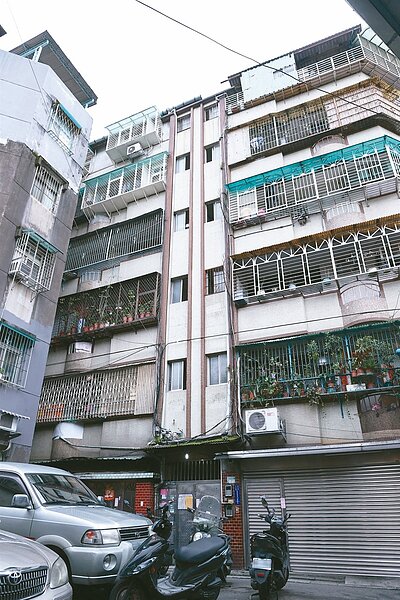 新北中和某社區昨天增加七名確診個案,全棟住戶清空隔離,指揮中心罕見地公布該棟公寓住址等資料,指揮官陳時中表示,公布之後大家比較容易知道關係。記者侯永全/攝影