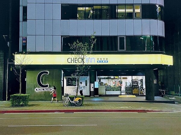 首家陸資旅館「台北有園飯店」已撤資退場,原址由敦謙國際智能酒店集團承租,並掛上「雀客旅館 台北南京」招牌繼續以防疫旅館營運。圖/敦謙國際智能酒店提供