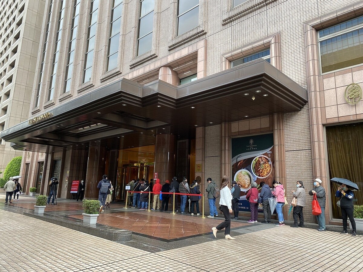 西華飯店熄燈拚危老重建,不過台北市議員梁文傑踢爆,獲取的40%容積獎勵有150億元市值,他認為有單一所有權的地主或財團等類似的危老案件,若要重建就自己重建。圖/聯合報系資料照