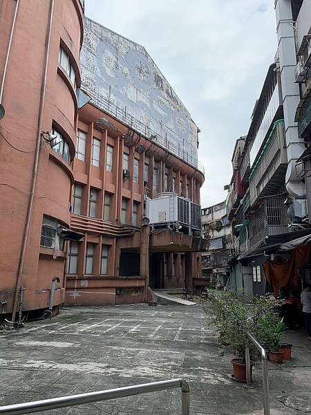 老舊市場改建困難,新北市修正相關規定希望提高投資者意願。圖為美麗華戲院現況/新北市政府提供