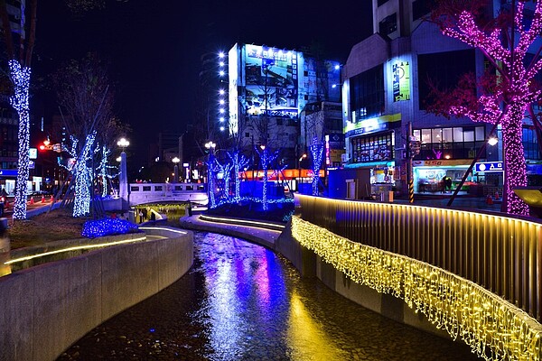 台中市政府近年積極推動水環境改善。圖為綠川創意藝術光景。圖/台中市政府提供