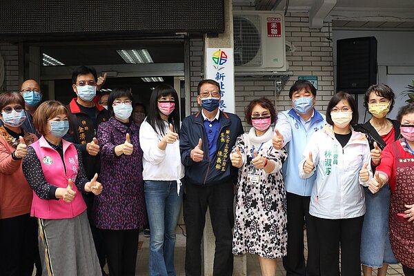 五股里銀髮俱樂部29日歡欣揭牌。圖/新北市社會局提供