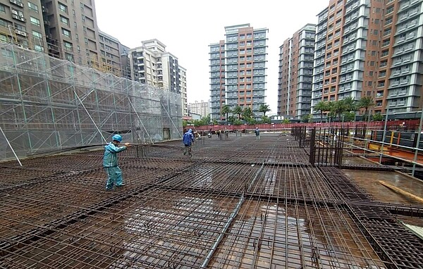 超狂媽買菜「順路帶間房」 一片綠地10年代價揭曉:漲4倍! 將在2023年完工的三鶯線捷運今(2022)年底將啟動捷運站區聯合開發案招商,未來規劃6個站區共七處基地,整體開發基地面積達5.4萬坪,開發量體約22萬坪。圖/新北市捷運局
