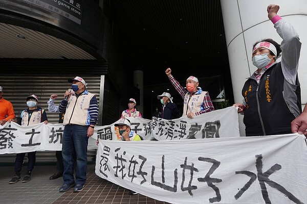 新竹縣關西鎮北山里後山遭堆置廢棄物事件，鄉親要求地主信大水泥公司應在釐清水源有無有害前，應負起地主管理責任。圖／新竹縣政府提供