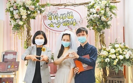 
雲林縣人口跌破67萬大關，縣府送新人結婚好禮鼓勵生育。（張朝欣攝）
