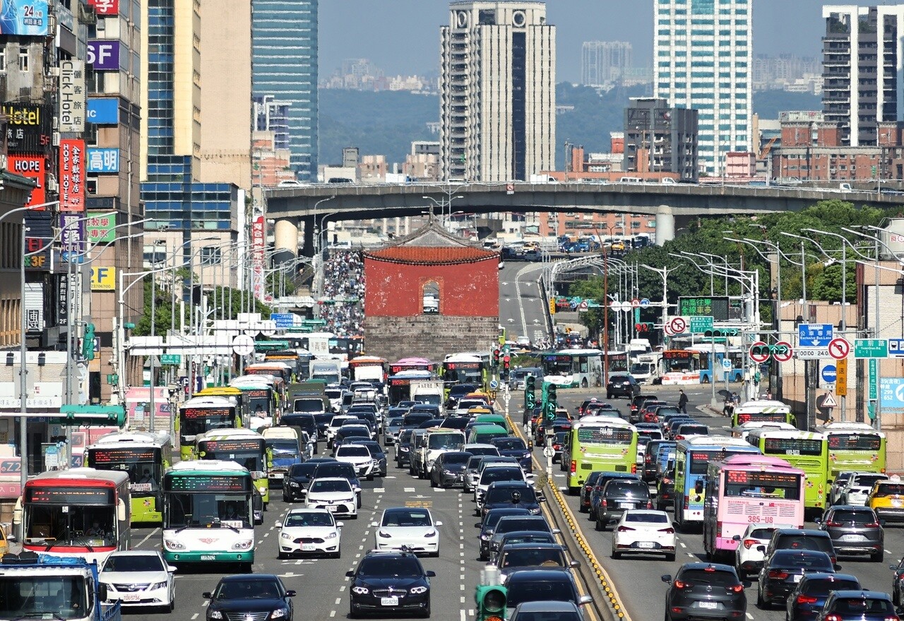 市區車流示意圖。圖為台北市忠孝西路往市區方向車潮。聯合報系資料照／記者曾原信攝影 