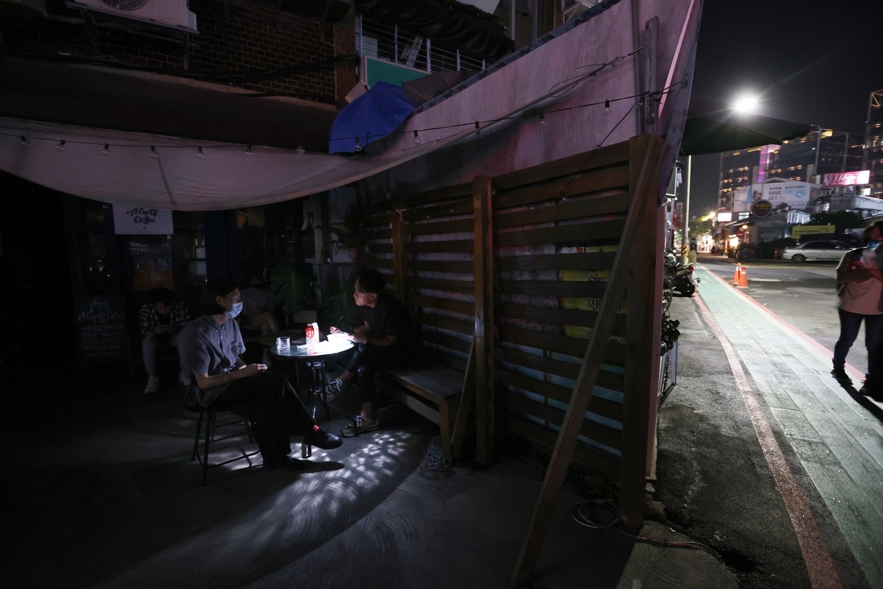 台北市士林部分地區晚間發生停電狀況，士林捷運站周邊許多民宅陷入漆黑。記者林澔一/攝影 