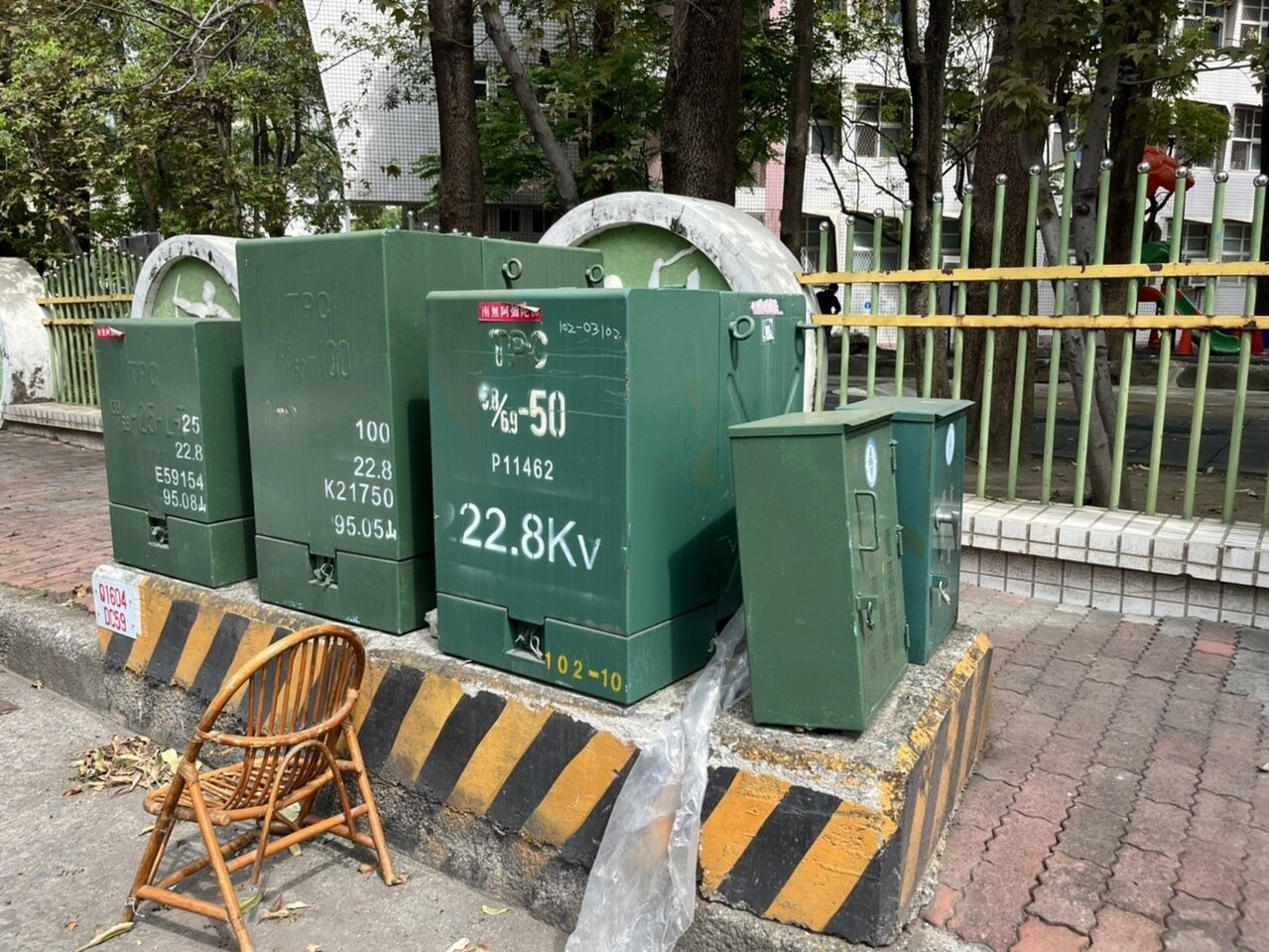 高雄市道路、人行道上有2萬多座台電變電箱,部分阻擋人行動線,甚至被堆置雜物。記者林巧璉/攝影