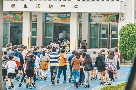 
疫情燒進校園，北市幸安國小1名老師染疫，衛生局30日派員到校進行900人採檢。（郭吉銓攝）
