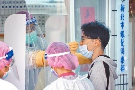 本土疫情再起,為有效阻斷傳播鏈,位於新北市中和景福市民活動中心的機動篩檢站,30日有許多民眾前往。(羅永銘攝)