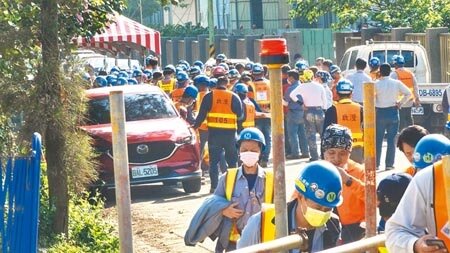 大潭電廠另一區由丸紅工程負責的工區,30日也有泰籍移工確診,桃園市衛生局緊急針對該工區職場和宿舍共792人PCR採檢並疫調。(蔡依珍攝)