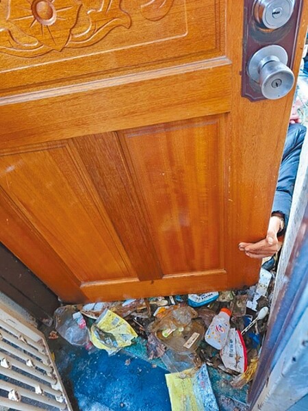 台北市士林區一處老式公寓3樓住家,被年老屋主塞滿一屋廢棄物,危及社區衛生及消防公安。(楊靜宇提供/黃婉婷台北傳真)