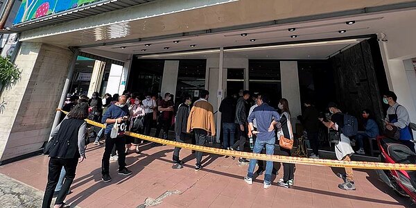 南部預售案熱銷,民眾排隊買房的景象,引發熱議。圖/中時報系資料照片