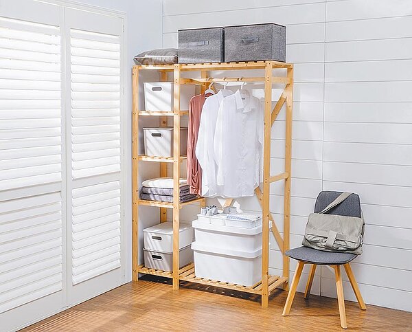 開放櫃體妙搭同色系收納箱,空間擴充視覺又整齊,尋物更快速。(特力屋提供)