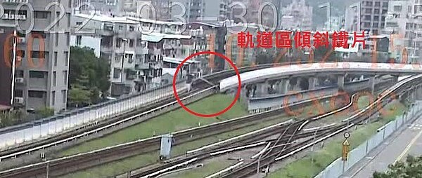 鐵片為附近民宅屋頂施工不慎掉落。圖/北捷提供